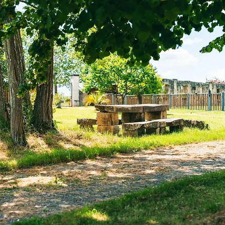 Дом отдыха Domaine Canteloup Vignes Et Piscine Saint-Caprais-de-Bordeaux