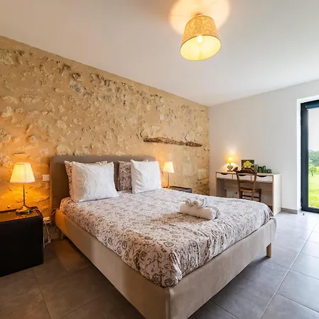 Дом отдыха Domaine Canteloup Vignes Et Piscine Saint-Caprais-de-Bordeaux